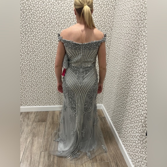 Coya Collection Silver Off-The-Shoulder Beaded Embroidery Mermaid Gown Size M - Picture 5 of 8